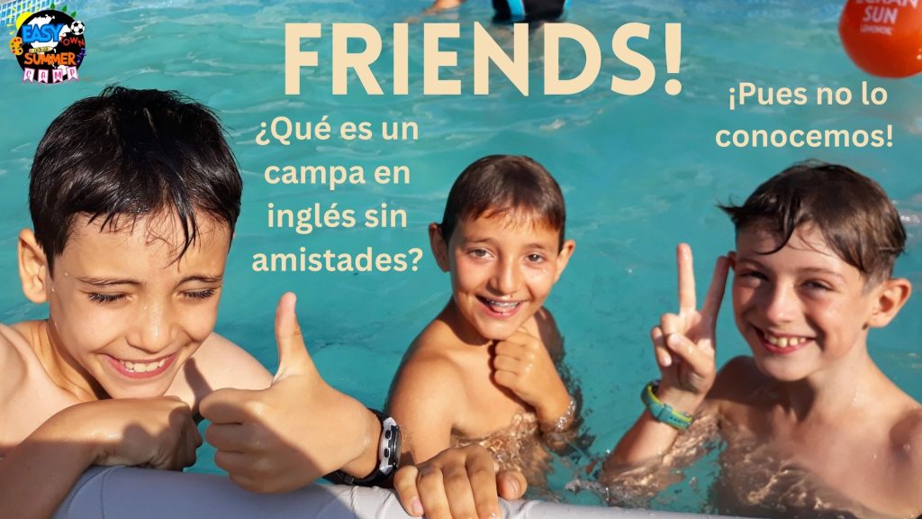 Tres niños sonrientes en la piscina de Easytown Summer Camp haciendo el gesto de “pulgar arriba” y “paz”