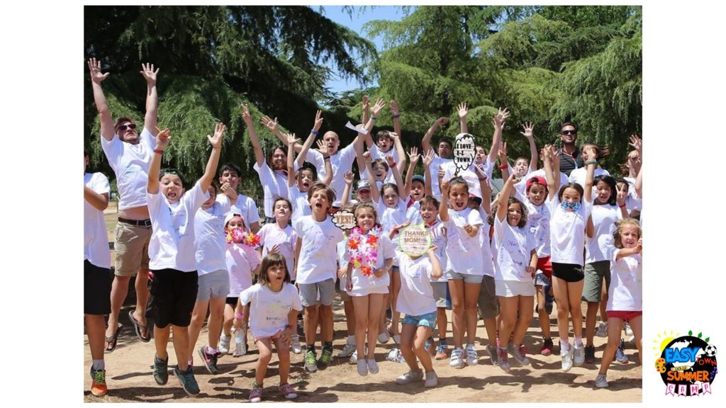 Niños participando en actividades al aire libre en Easytown Summer Camp en Alcalá de Henares, Madrid